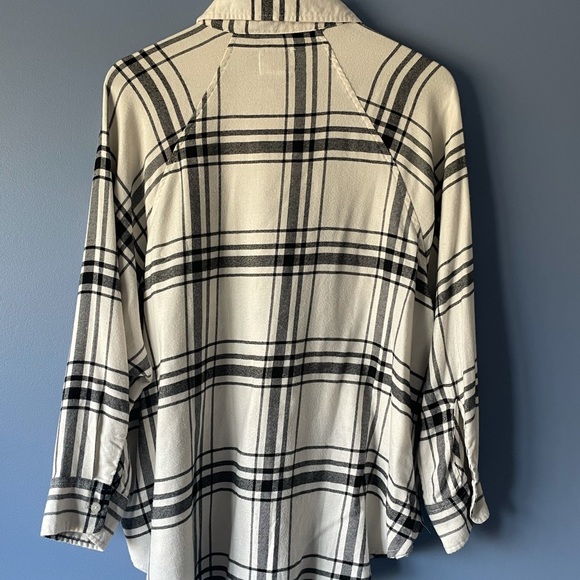 American eagle white/black plaid button up shirt - Picture 2 of 3